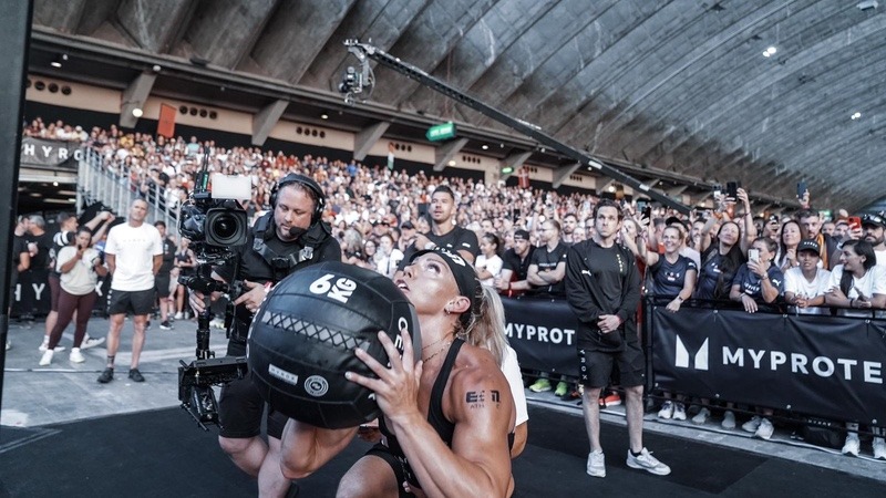 241001_HYROX-athlete-and-crowds